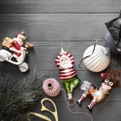 Décoration De Noël HANG ON Yoga Santa 8 Décoration De Noël HANG ON Yoga Santa -Komar Boutique 1000405452 230921 020 MOOD DETAILS P000000001000405452 mood