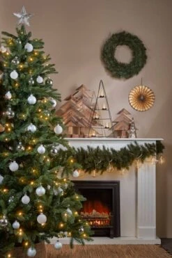 Sapin De Noël Avec LED Brampton -Komar Boutique 8f2c5069a2904d0dafe29bf0d92ad3c1